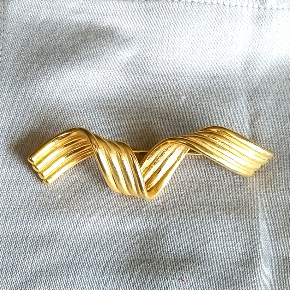 LARGE GOLD plated RIDGED RIBBON Bar pin - Picture 1 of 2